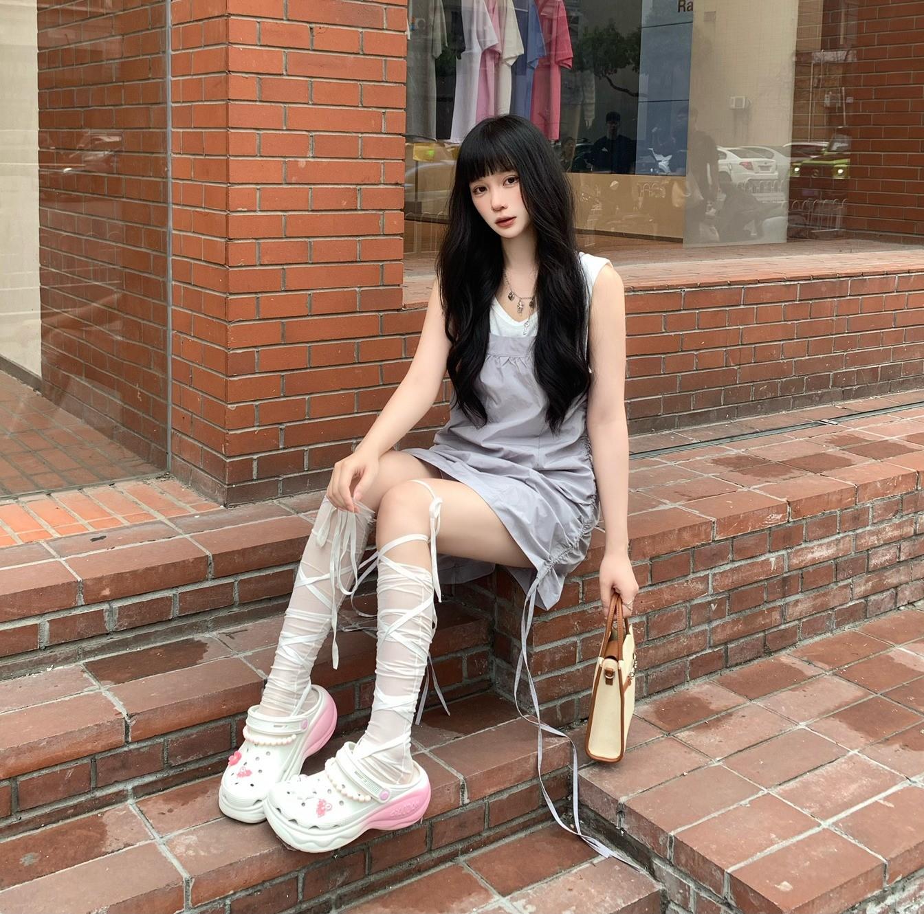 甜妹穿搭|洞洞鞋的时尚公式
